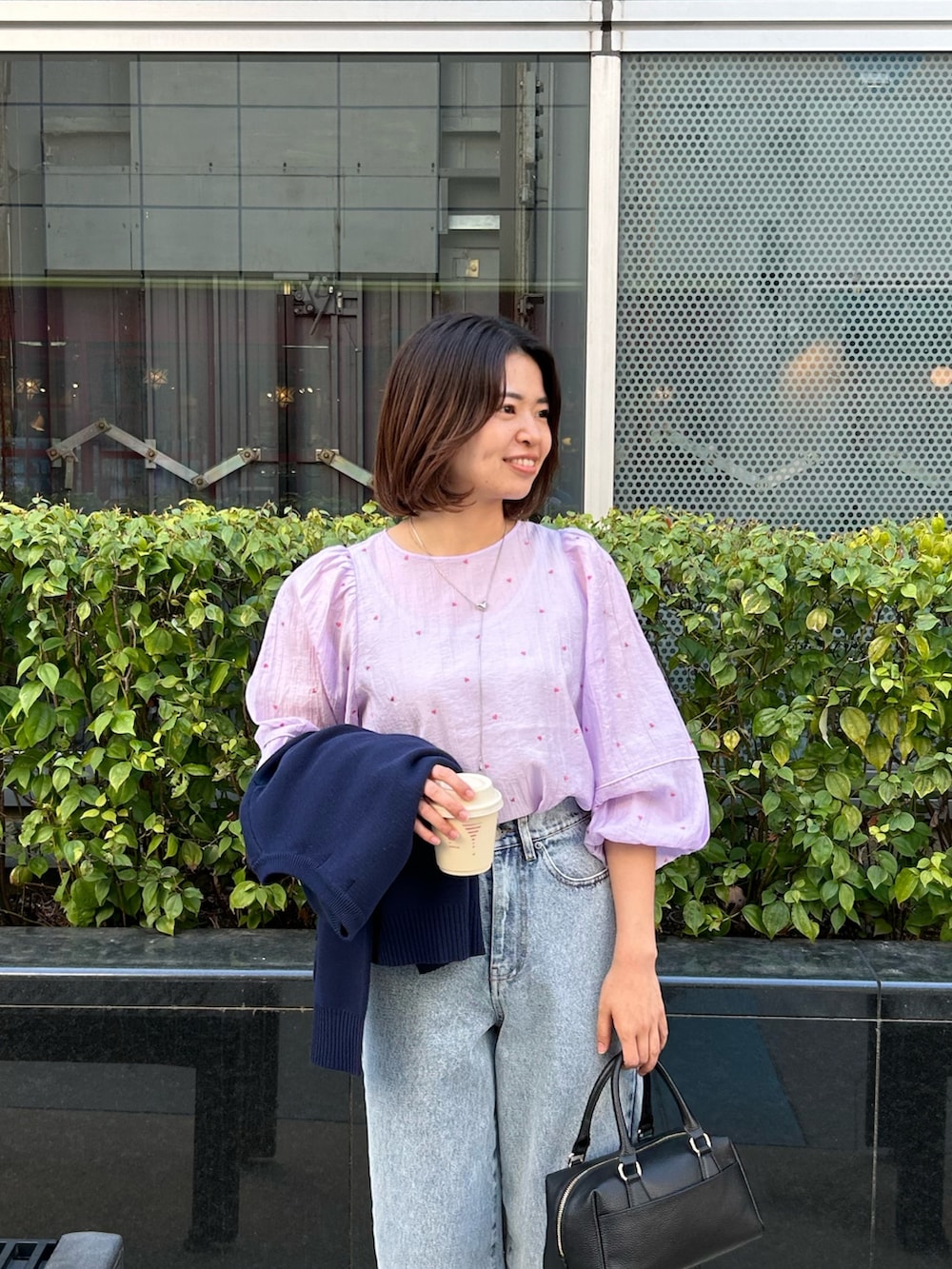 パープル系のシャツ/ブラウス、ブルー系のカーディガン/ボレロ、ブラック系のボストンバッグを着用したレディースの春コーディネートの4枚目の写真