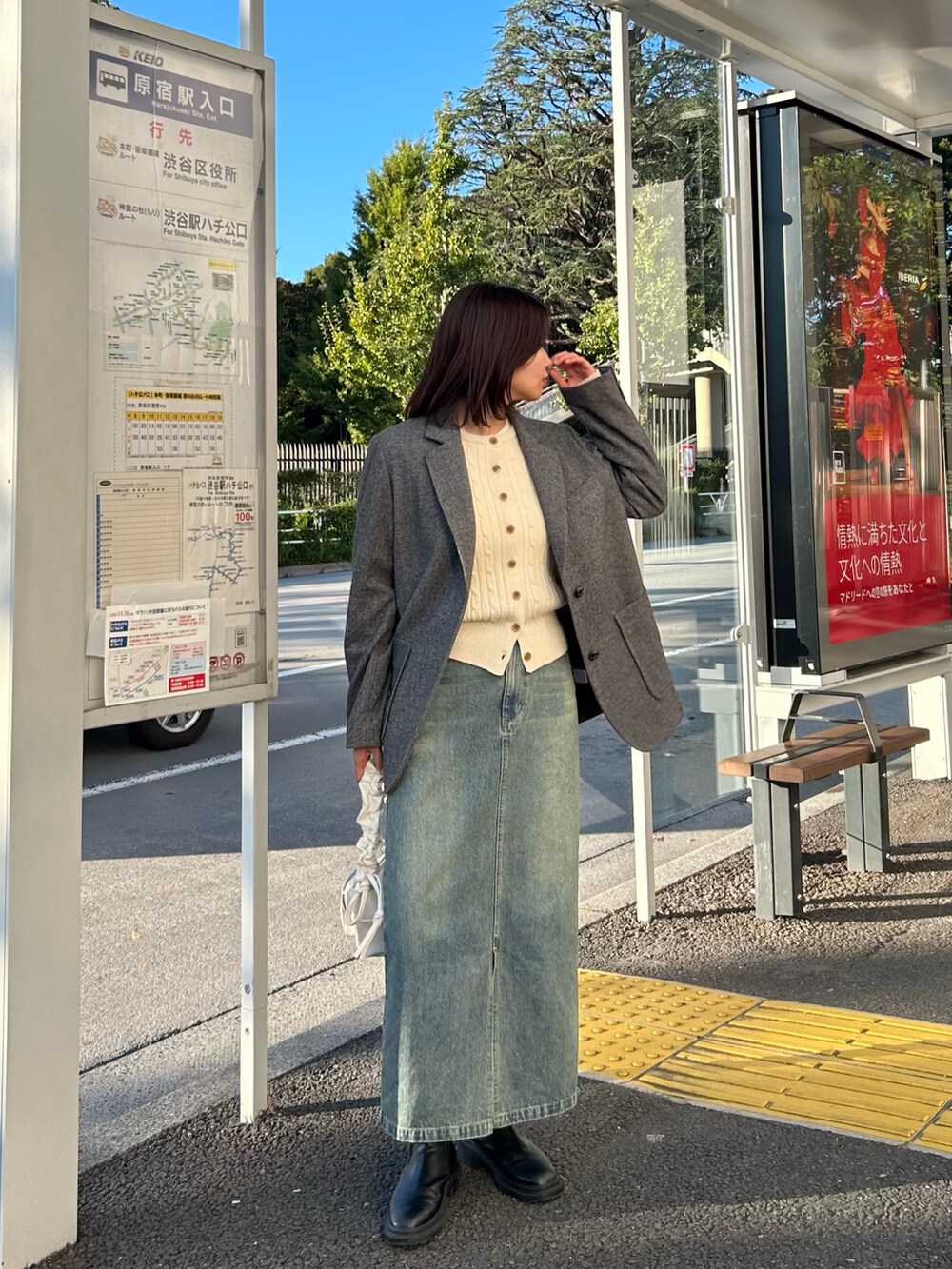 「ジャケットコーデ、ウールジャケット、オーバージャケット、ジャケットコート、冬アウター、冬コーデ、ケーブルニット、ケーブルカーディガン、白ニット、ウールニット、デニムスカート、ロングスカート、デニム、オトナ女子、シンプル」｜「fredy emueのウール混FR刺繍ケーブル柄カーディガン（ニット/セーター、ホワイト系）」を使った、そらさん（レディース・160cm）の冬コーディネートの4枚目の写真
