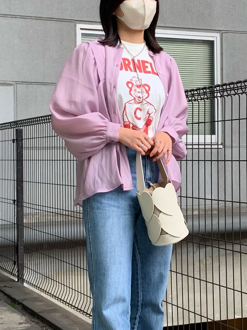 パープル系のシャツ/ブラウス、ホワイト系のTシャツ/カットソー、ホワイト系のトートバッグを着用したレディースの春コーディネートの2枚目の写真