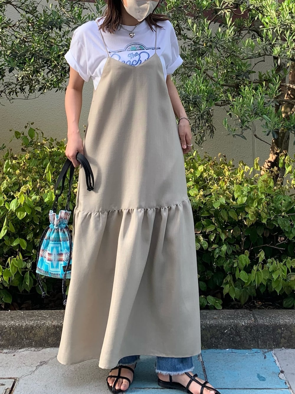 「キャミワンピ、キャミワンピース、バンドTシャツ、バンドT、バンT、デニムパンツ、デニムコーデ、デニム、ペンドルトン、PENDLETON、カジュアルコーデ、ユニセックス」｜「PENDLETONの【PENDLETON/ペンドルトン】別注2WAYミニショルダーバッグ メッシュ サコッシュ（ショルダーバッグ、ブルー系）」を使った、そらさん（レディース・160cm）の春コーディネートの2枚目の写真