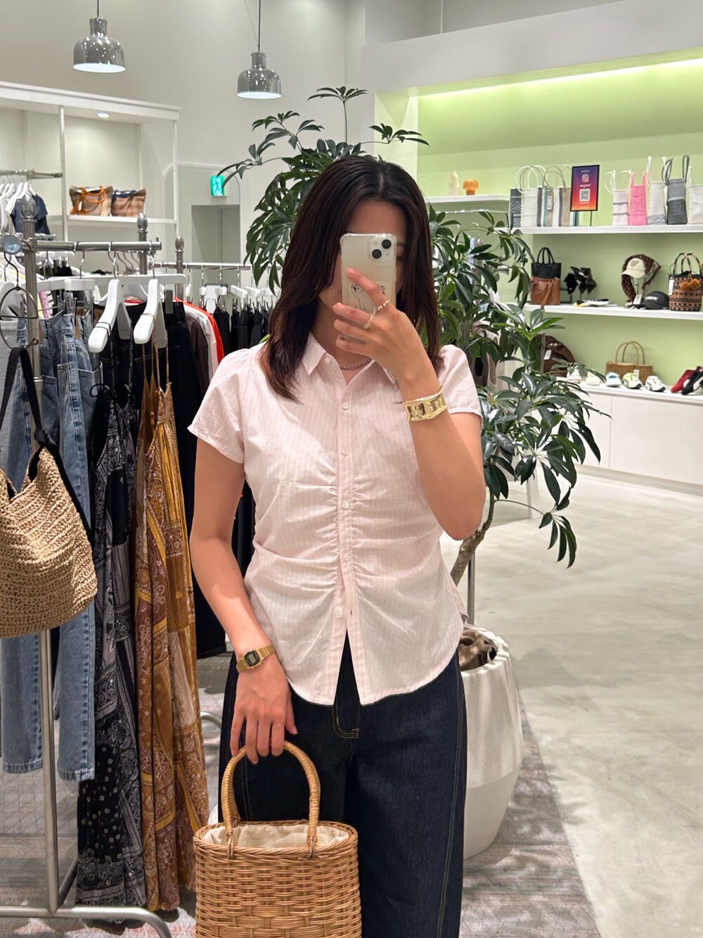 ピンク系のシャツ/ブラウス、ブルー系のデニムパンツ、ベージュ系のサンダルを着用したレディースの夏コーディネートの3枚目の写真