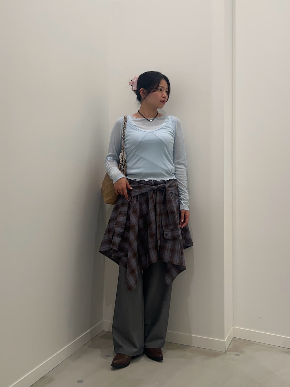ブルー系のTシャツ/カットソー、イエロー系のテーラードジャケット、ブルー系のスカートを着用したレディースの夏コーディネートの3枚目の写真