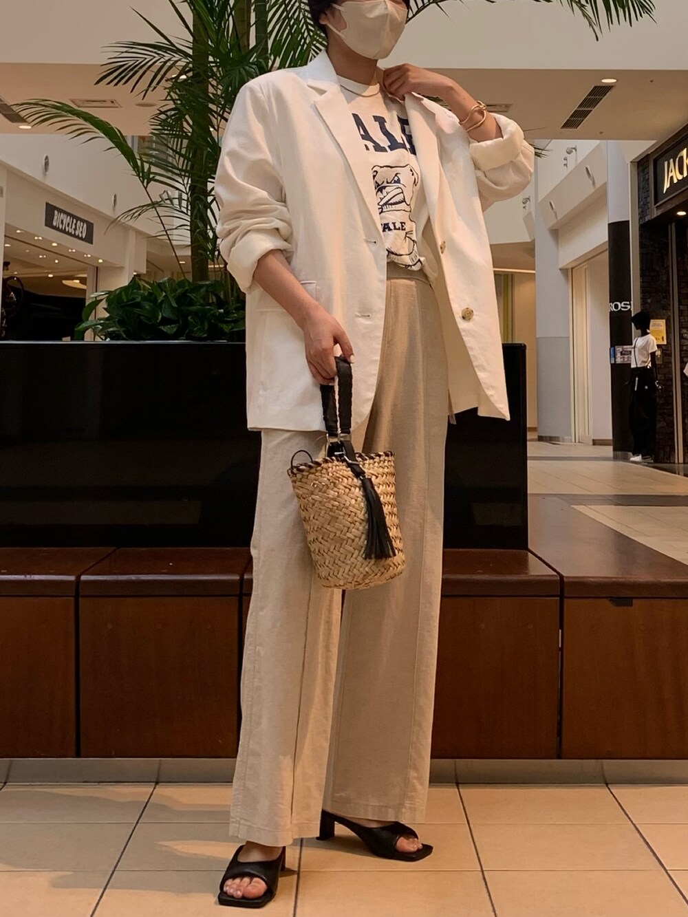 ベージュ系のその他パンツ、ホワイト系のTシャツ/カットソー、ホワイト系のテーラードジャケットを着用したレディースの春コーディネートの2枚目の写真