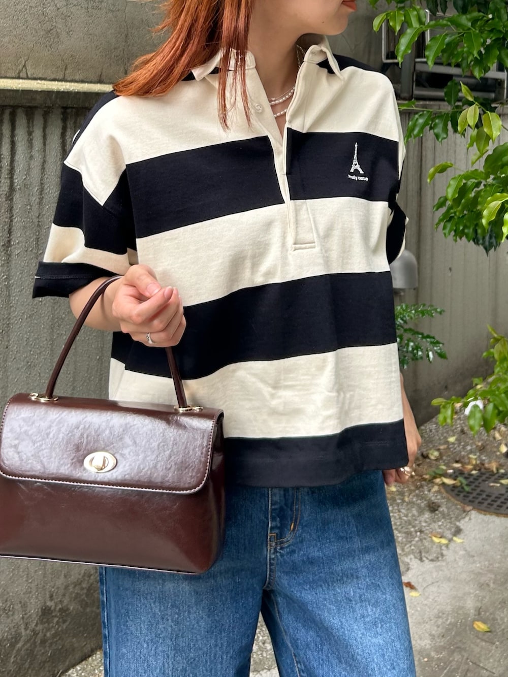 ブラック系のスニーカー、ブラウン系のショルダーバッグ、グレー系のTシャツ/カットソーを着用したレディースの夏コーディネートの5枚目の写真