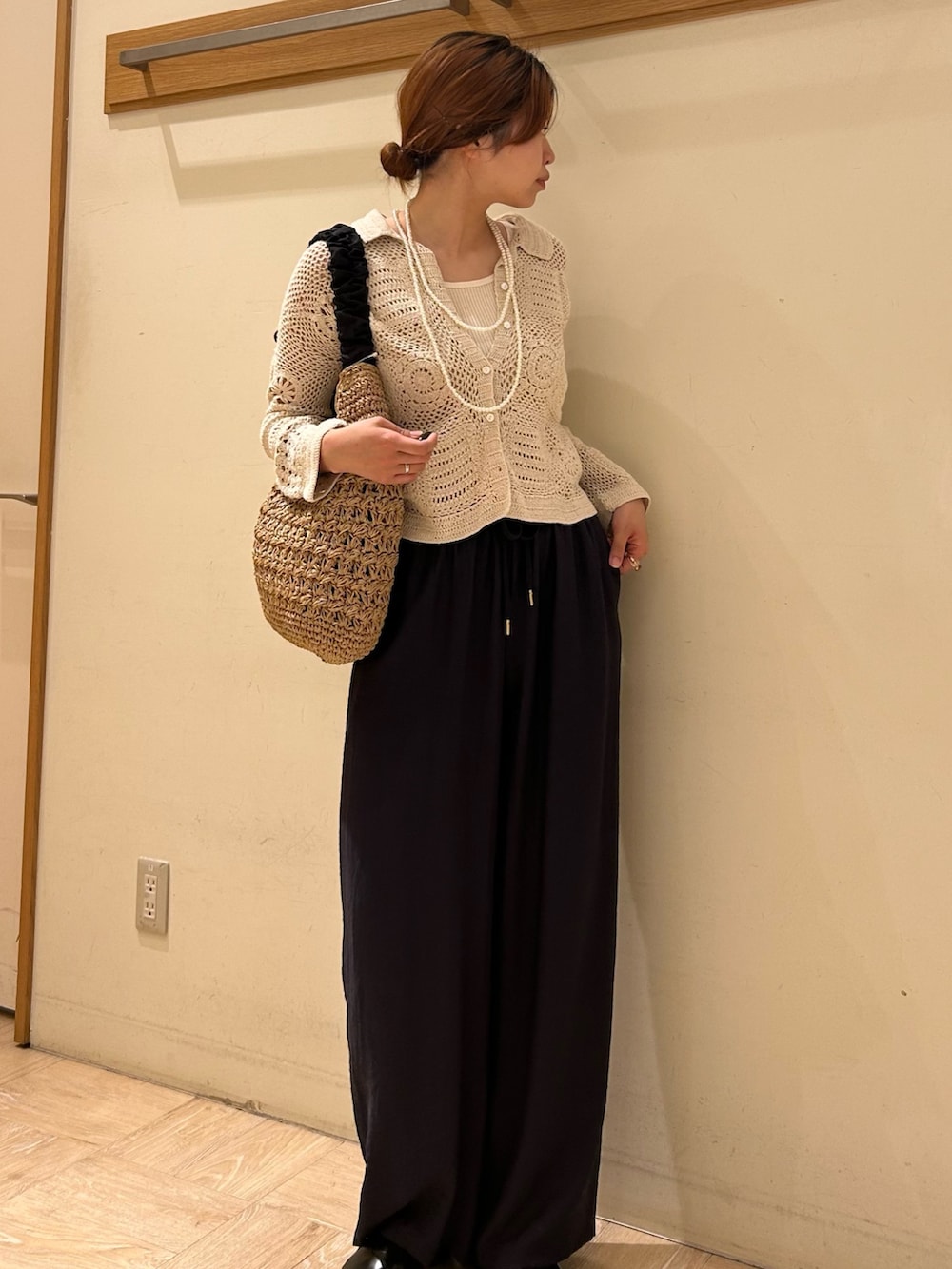 ブルー系のその他パンツ、ブラック系のサンダル、ホワイト系のタンクトップを着用したレディースの春コーディネートの4枚目の写真