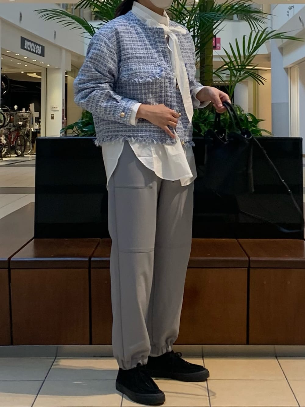 ブルー系のノーカラージャケット、ホワイト系のシャツ/ブラウス、グレー系のその他パンツを着用したレディースの春コーディネートの3枚目の写真