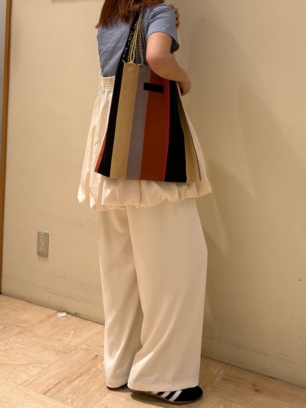 ブルー系のTシャツ/カットソー、ホワイト系のキャミソール、ホワイト系のその他パンツを着用したレディースの春コーディネートの3枚目の写真