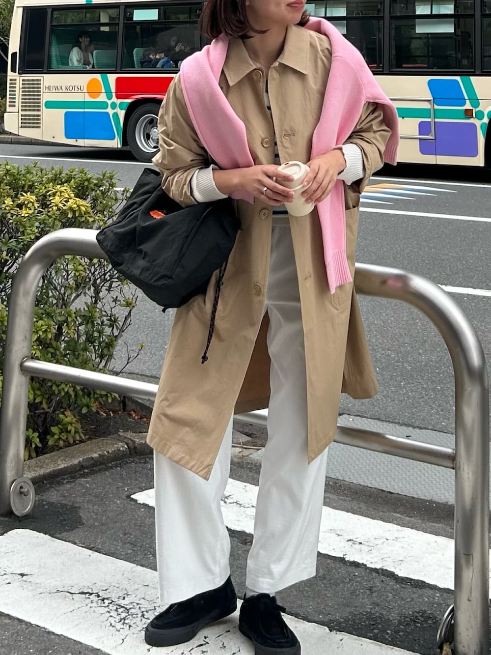 「春のおしゃ見えテクニック、春アウター、ニット、カラーパンツ、ボーダー、春コーデ、トートバッグ、春服みてみて、24SS春の新作、レイヤードスタイル、春服コーデ、ステンカラーコート、ホワイトパンツ、フレンチカジュアル、春コート」｜「GEVACOの【GEVACO/ゲバコ】ウェザーステンカラーコート（ステンカラーコート、ベージュ系）」を使った、そらさん（レディース・160cm）の春コーディネートの3枚目の写真