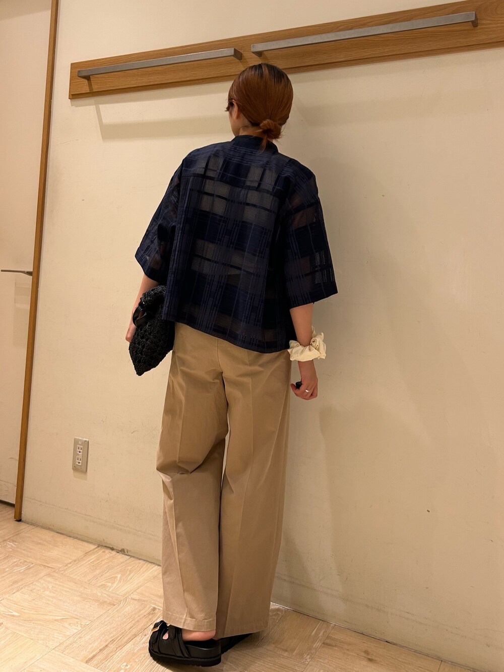 ブルー系のシャツ/ブラウス、ホワイト系のTシャツ/カットソー、ベージュ系のチノパンツを着用したレディースの夏コーディネートの3枚目の写真