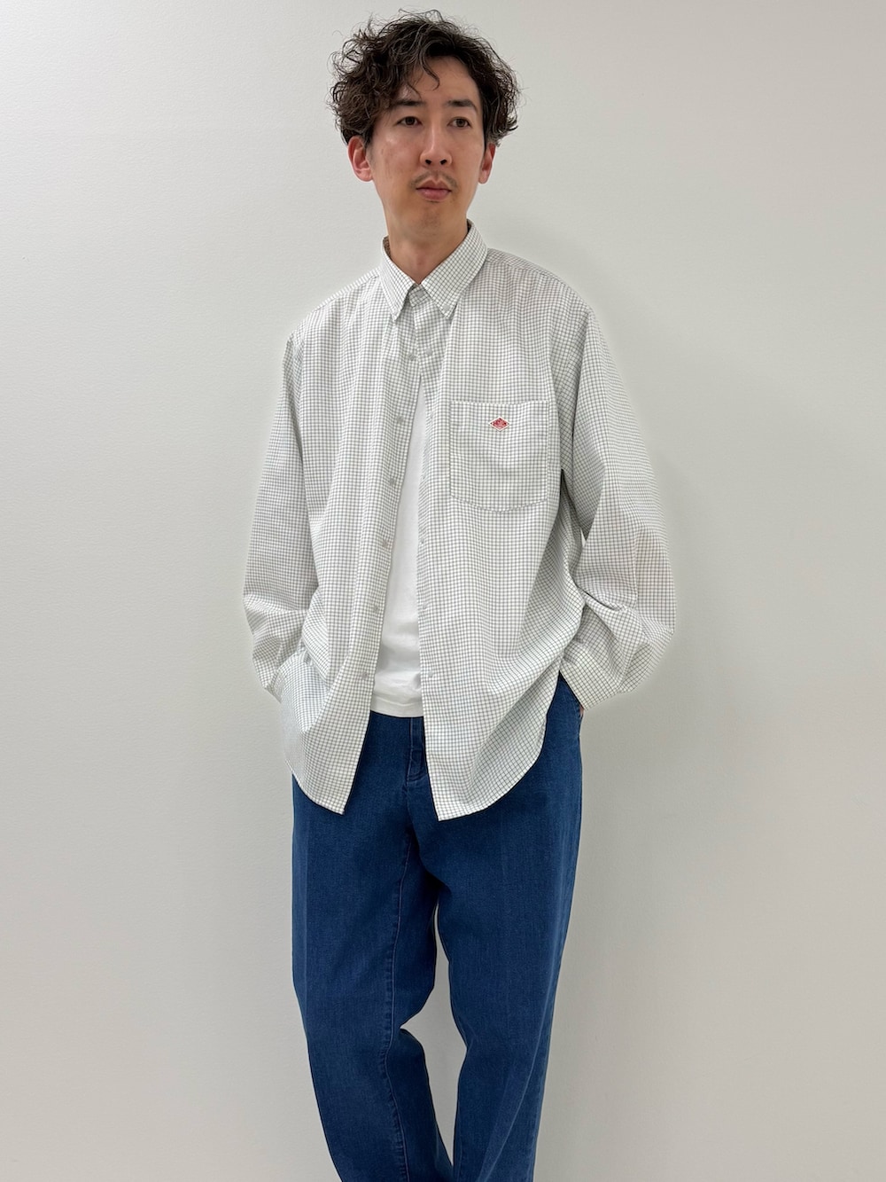 ホワイト系のシャツ/ブラウス、ブルー系のデニムパンツを着用したメンズの春コーディネートの2枚目の写真