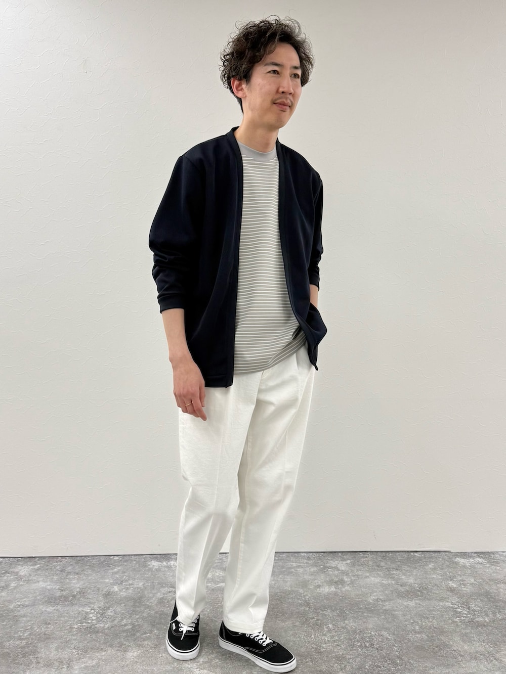 ブルー系のカーディガン/ボレロ、グレー系のTシャツ/カットソー、ホワイト系のデニムパンツを着用したメンズの春コーディネートの2枚目の写真