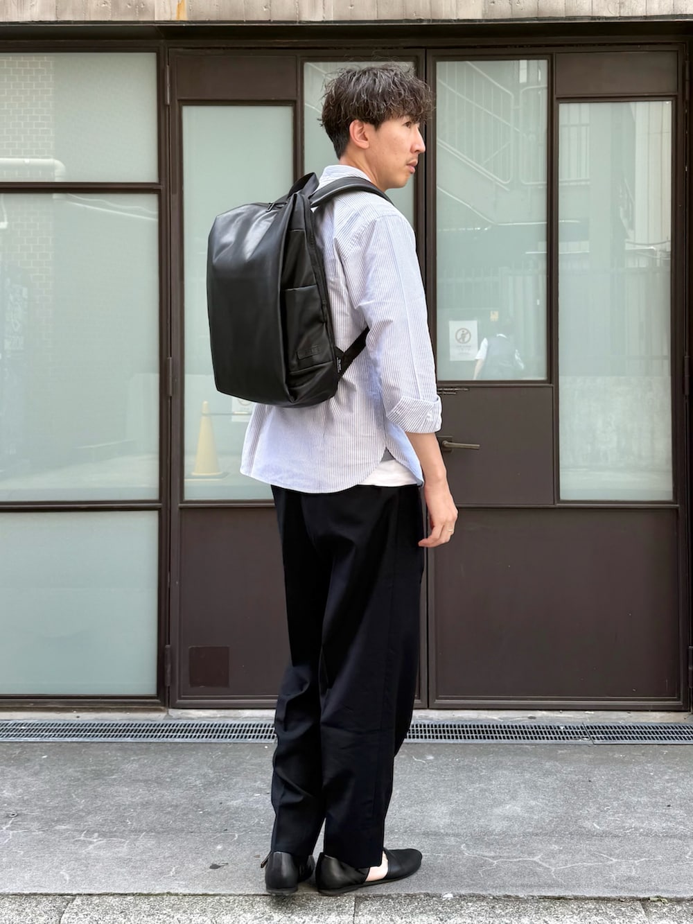 ブラック系のバックパック/リュック、グレー系のシャツ/ブラウスを着用したメンズの夏コーディネートの3枚目の写真