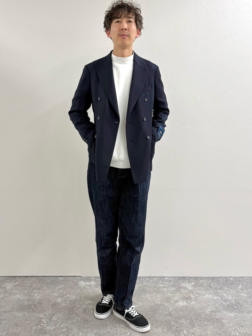 ブルー系のテーラードジャケット、ホワイト系のTシャツ/カットソーを着用したメンズの冬コーディネートの2枚目の写真