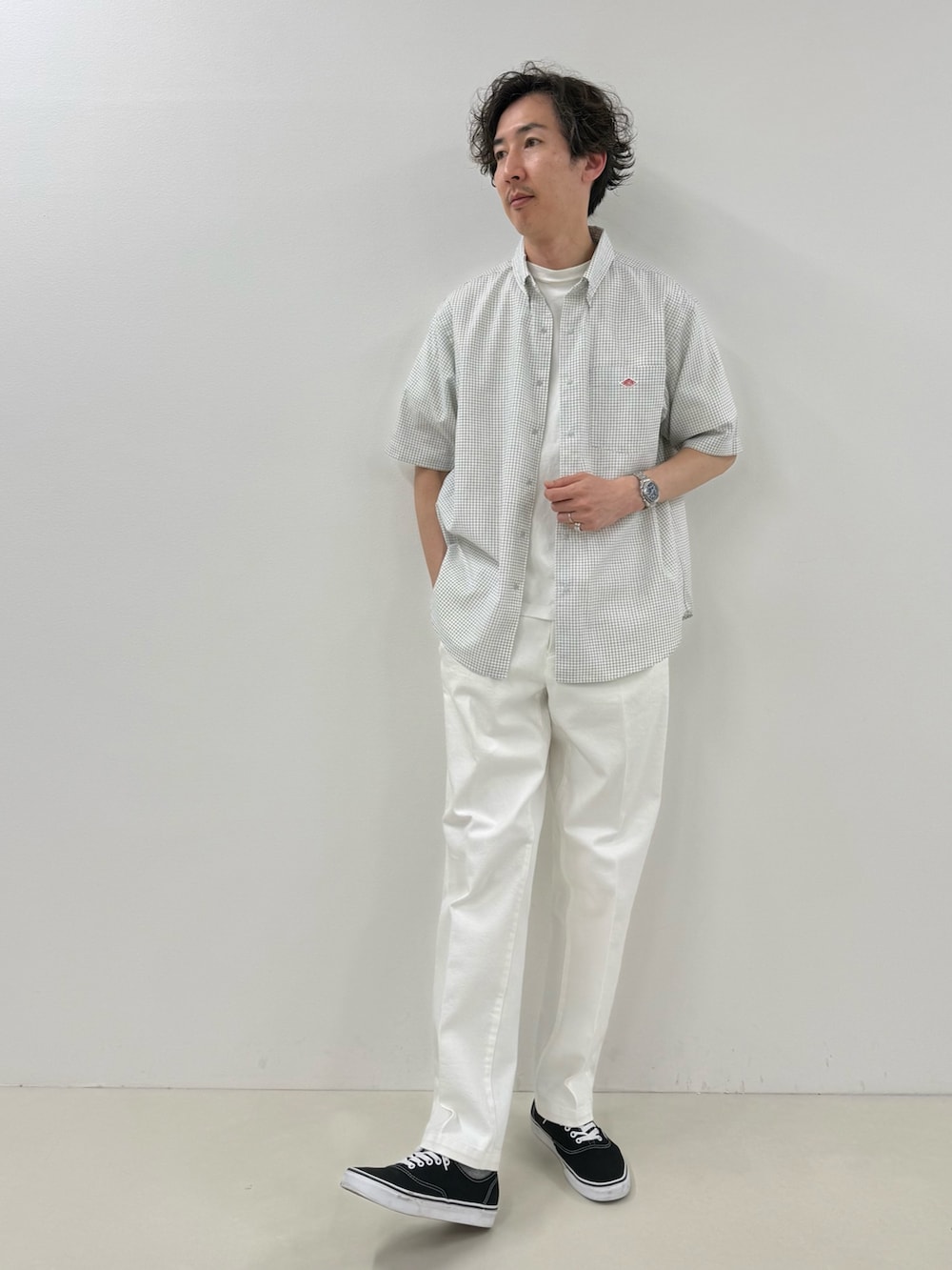 ホワイト系のシャツ/ブラウス、ホワイト系のデニムパンツを着用したメンズの春コーディネートの3枚目の写真