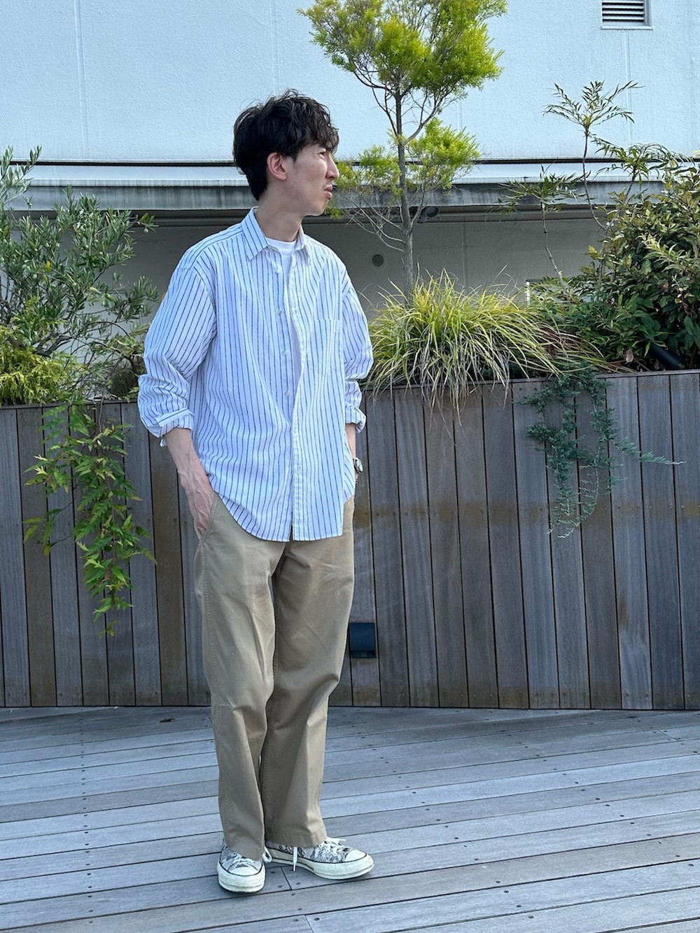 ホワイト系のシャツ/ブラウスを着用したメンズの秋コーディネートの2枚目の写真