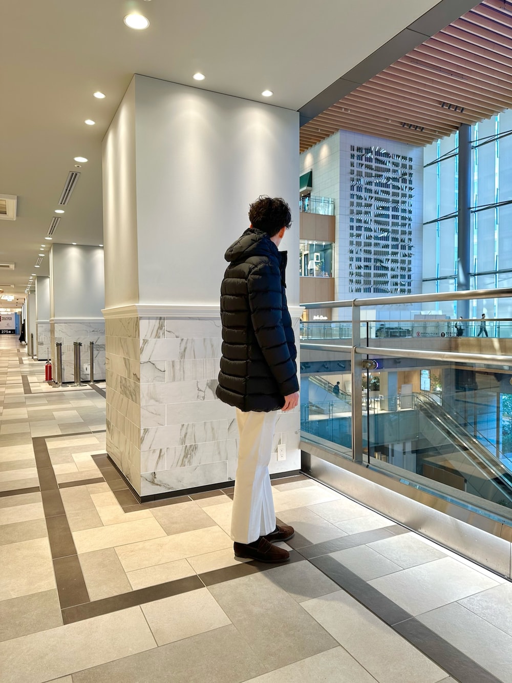 ブラック系のダウンジャケット/コートを着用したメンズの秋コーディネートの2枚目の写真