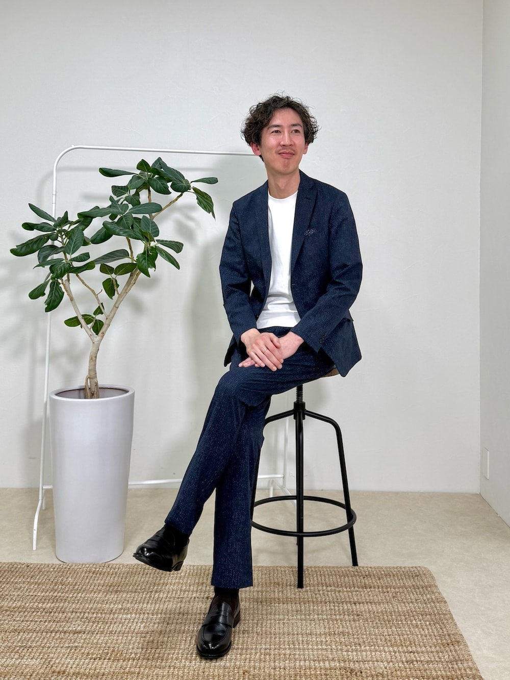 ブルー系のテーラードジャケット、ホワイト系のTシャツ/カットソー、ブルー系のその他パンツを着用したメンズの春コーディネートの2枚目の写真