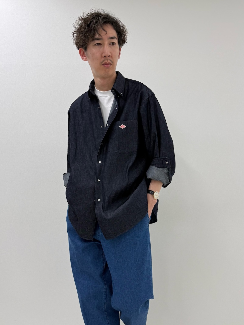 ブルー系のシャツ/ブラウス、ブルー系のデニムパンツを着用したメンズの春コーディネートの2枚目の写真