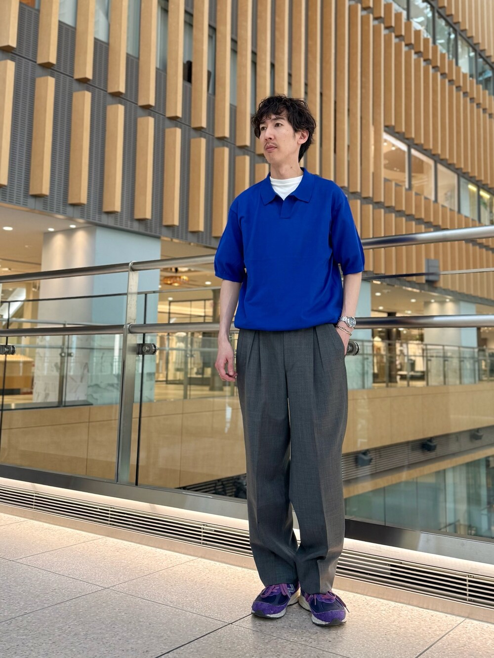 ブルー系のポロシャツを着用したメンズの春コーディネートの2枚目の写真