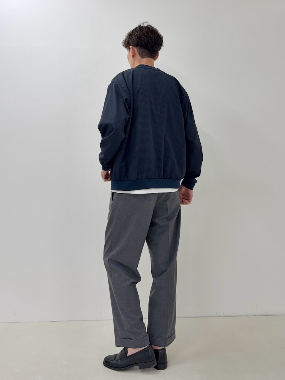 ブルー系のカーディガン/ボレロ、グレー系のスラックス、ブラック系のローファーを着用したメンズの夏コーディネートの2枚目の写真
