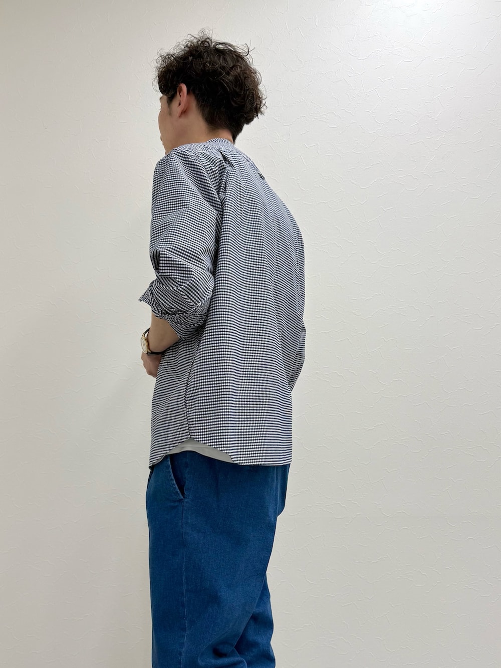 ブルー系のシャツ/ブラウス、ブルー系のデニムパンツを着用したメンズの春コーディネートの3枚目の写真