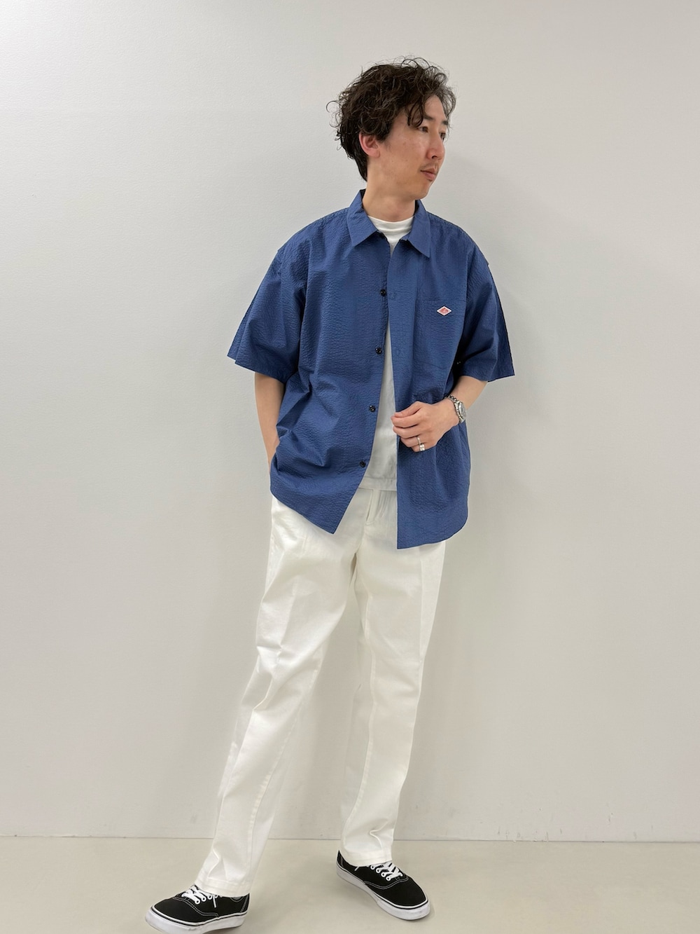 ブルー系のシャツ/ブラウス、ホワイト系のデニムパンツを着用したメンズの春コーディネートの3枚目の写真