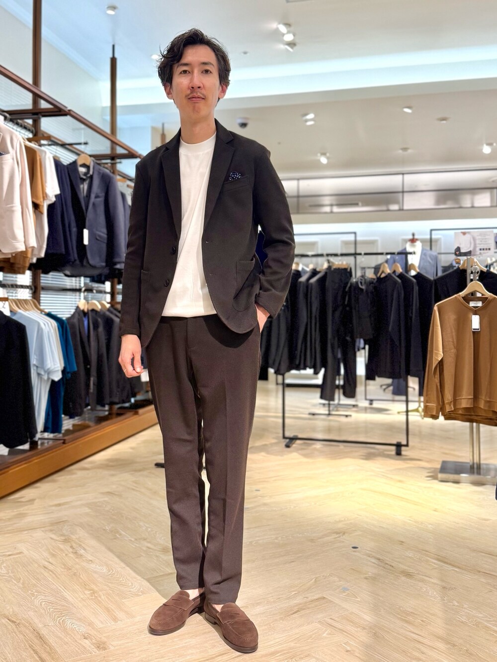 ブラウン系のその他パンツ、ホワイト系のTシャツ/カットソー、ブラウン系のテーラードジャケットを着用したメンズの秋コーディネートの2枚目の写真