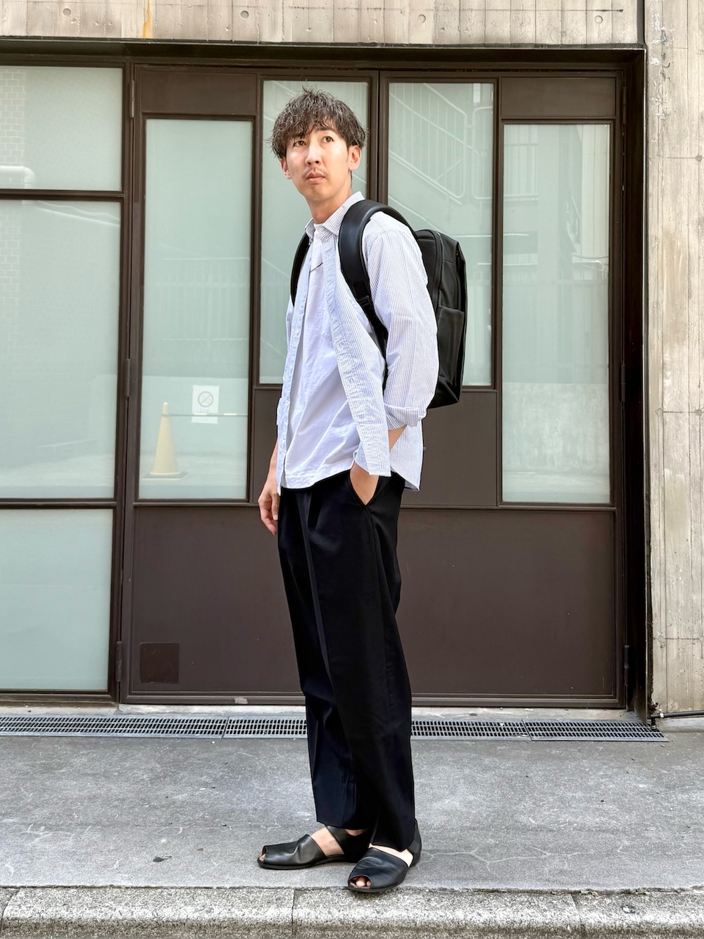 ブラック系のバックパック/リュック、グレー系のシャツ/ブラウスを着用したメンズの夏コーディネートの2枚目の写真