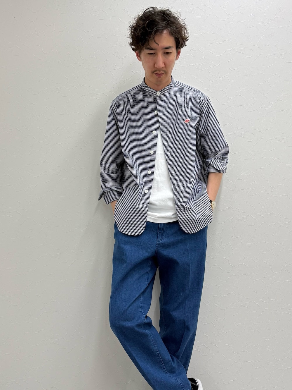 ブルー系のシャツ/ブラウス、ブルー系のデニムパンツを着用したメンズの春コーディネートの2枚目の写真