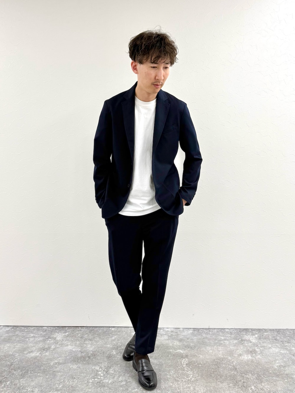 ブルー系のテーラードジャケット、ブルー系のその他パンツ、ブラック系のローファーを着用したメンズの春コーディネートの2枚目の写真