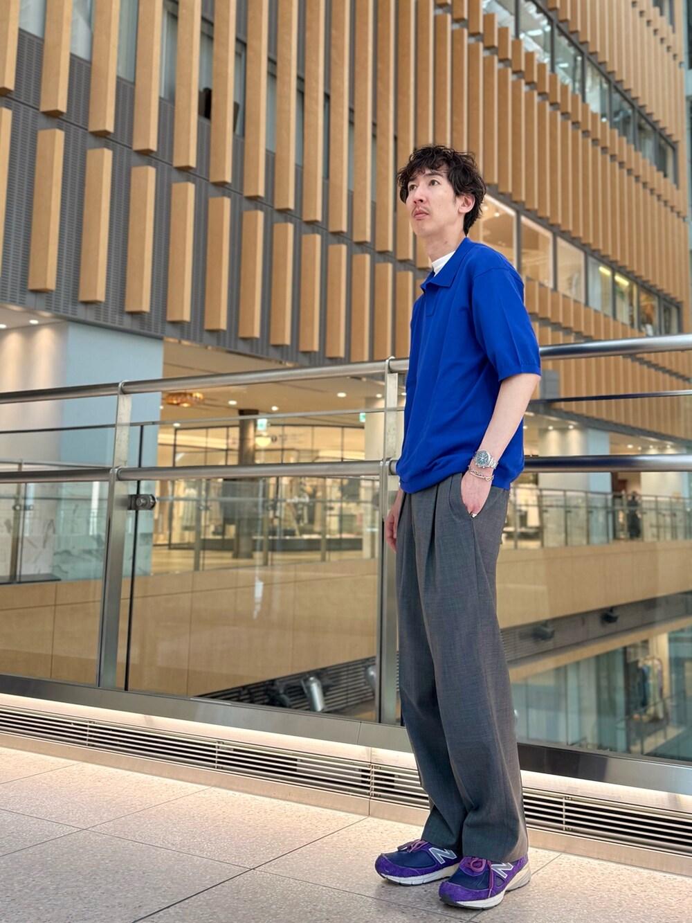 ブルー系のポロシャツを着用したメンズの春コーディネートの4枚目の写真