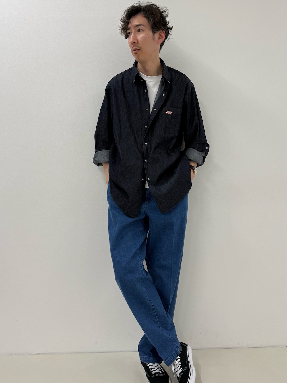 ブルー系のシャツ/ブラウス、ブルー系のデニムパンツを着用したメンズの春コーディネートの3枚目の写真