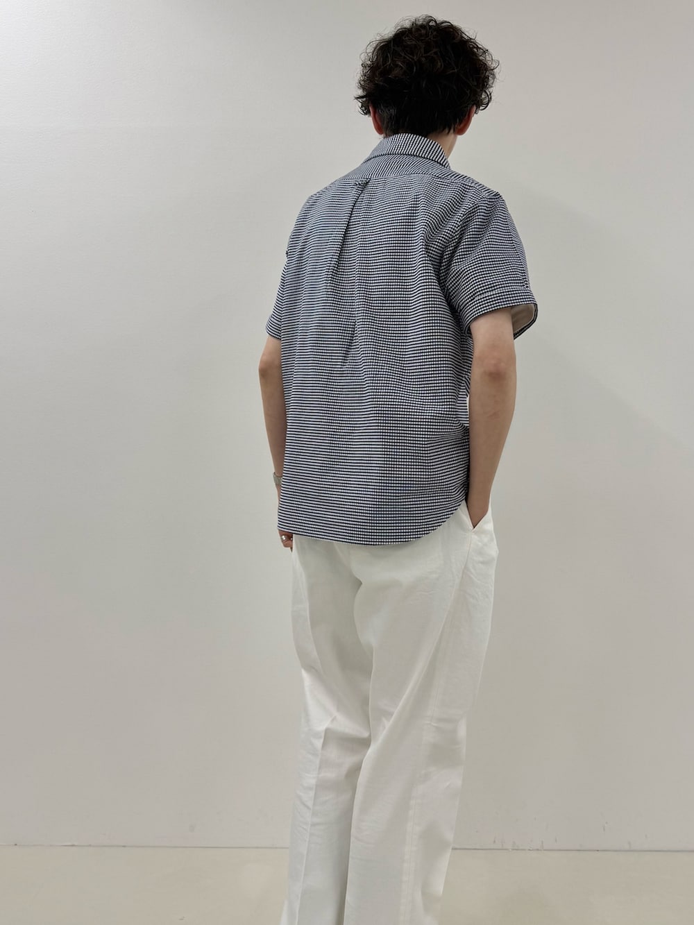 ブルー系のシャツ/ブラウス、ホワイト系のデニムパンツを着用したメンズの春コーディネートの3枚目の写真