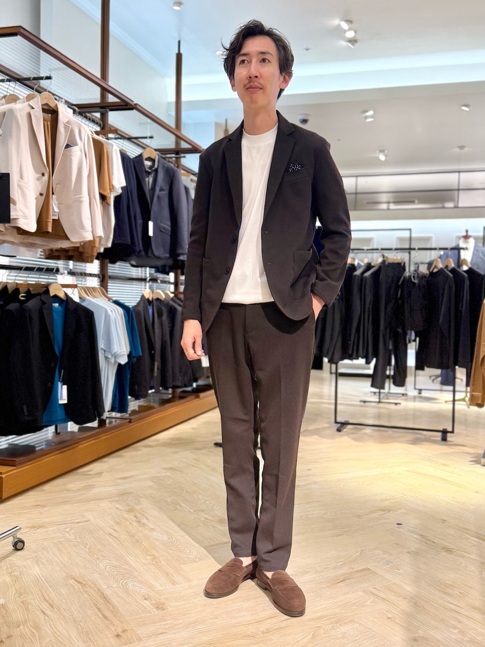 ブラウン系のその他パンツ、ホワイト系のTシャツ/カットソー、ブラウン系のテーラードジャケットを着用したメンズの秋コーディネートの3枚目の写真