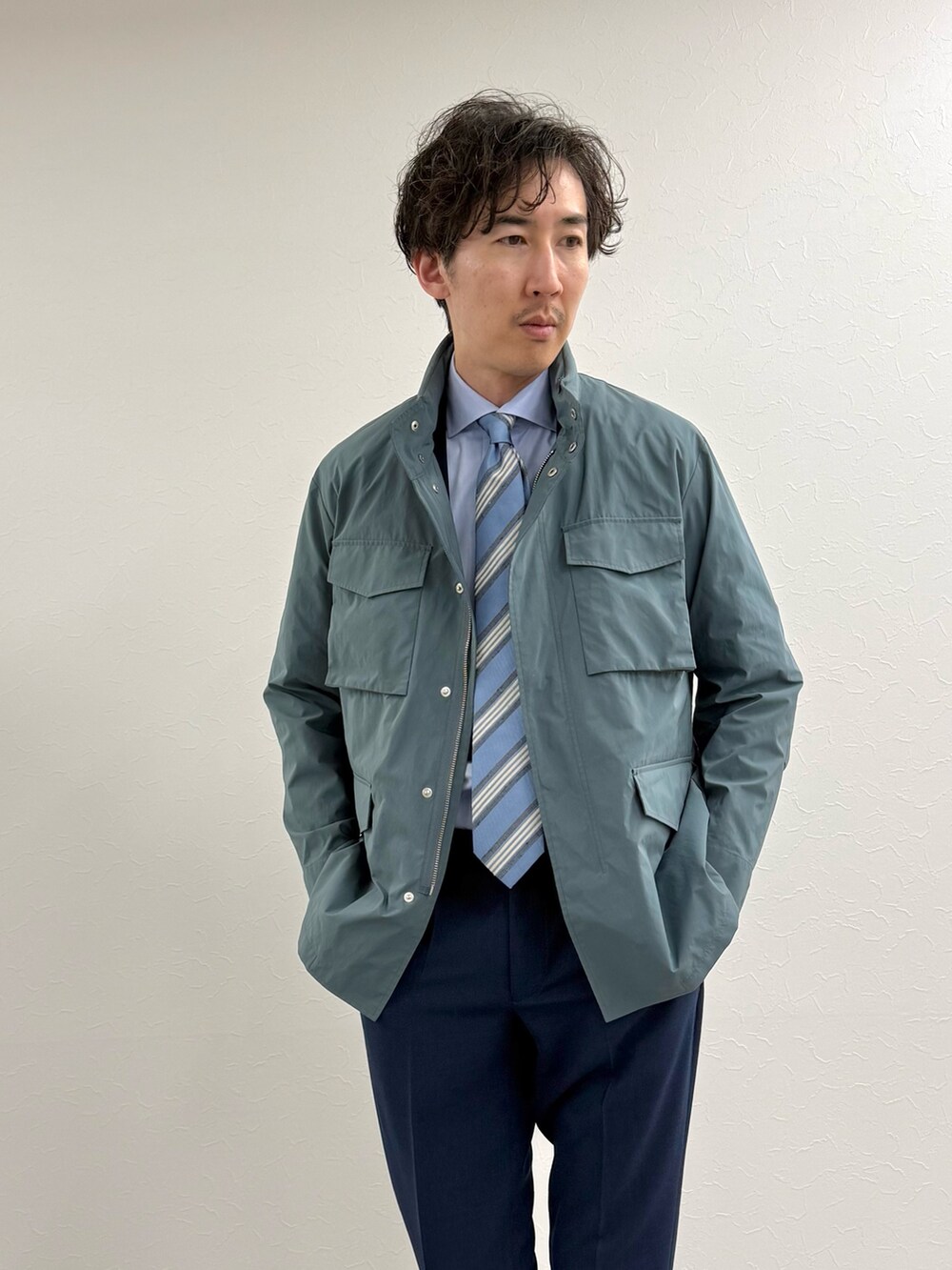 ブルー系のブルゾン、ホワイト系のTシャツ/カットソーを着用したメンズの冬コーディネートの3枚目の写真