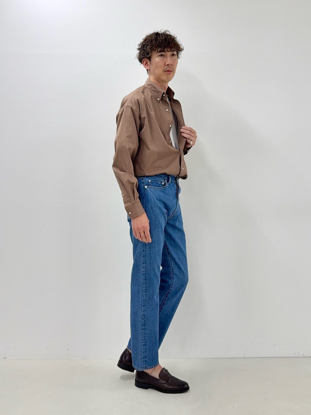 ブラウン系のシャツ/ブラウス、ブルー系のデニムパンツを着用したメンズの夏コーディネートの2枚目の写真