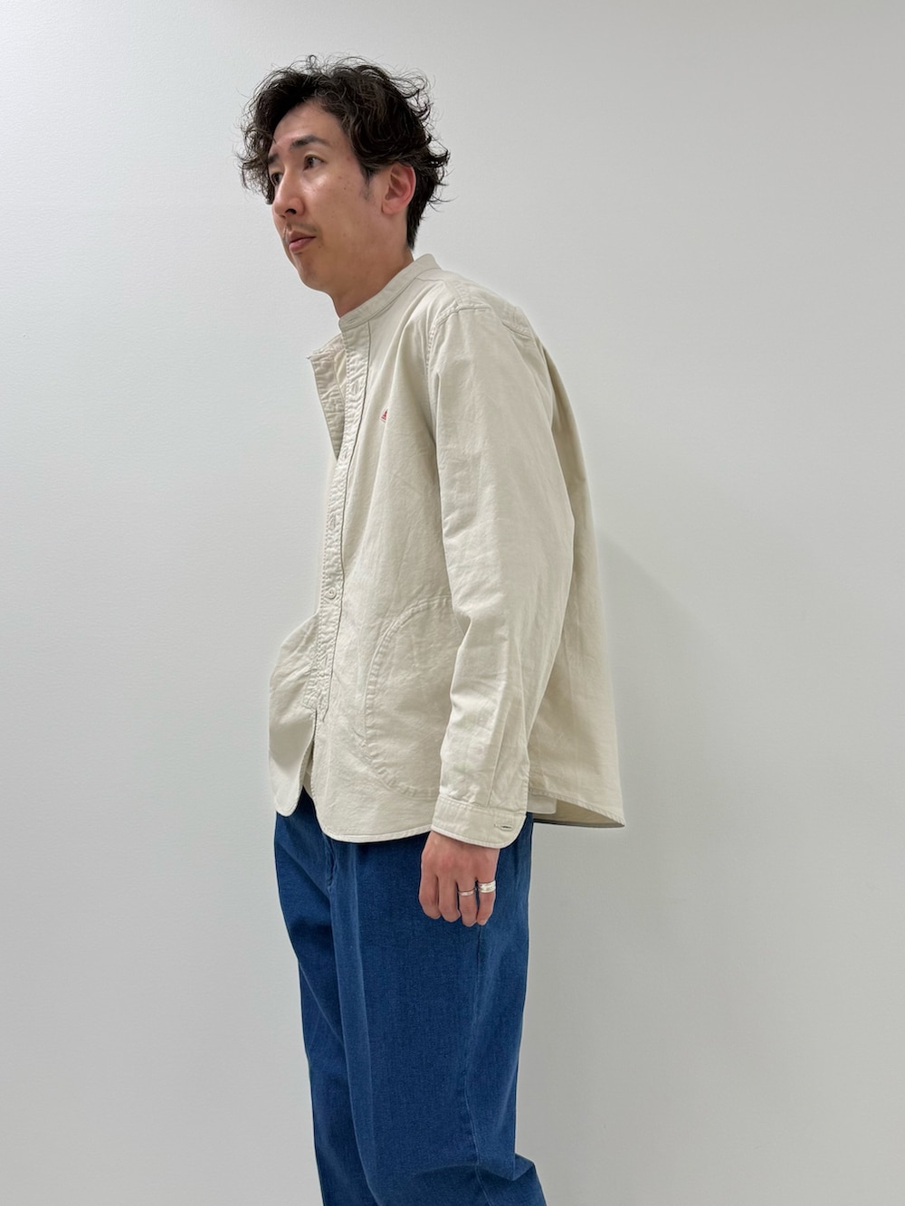 ホワイト系のシャツ/ブラウス、ブルー系のデニムパンツを着用したメンズの春コーディネートの4枚目の写真