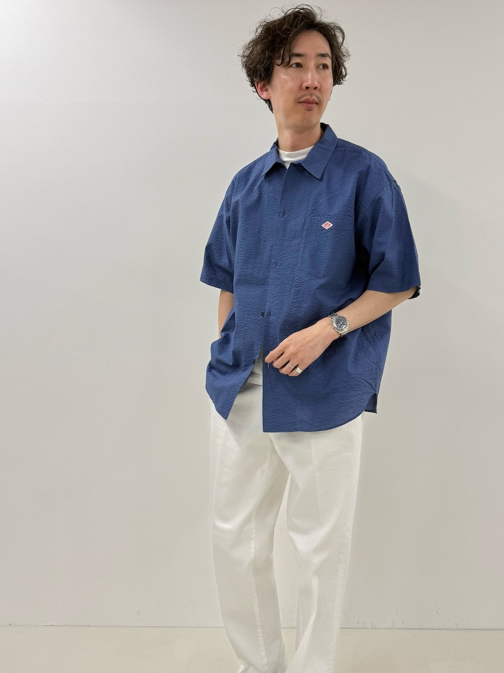 ブルー系のシャツ/ブラウス、ホワイト系のデニムパンツを着用したメンズの春コーディネートの2枚目の写真