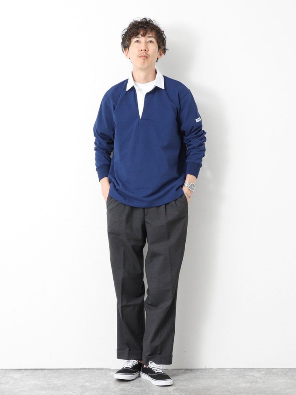 ブルー系のポロシャツを着用したメンズの秋コーディネートの2枚目の写真