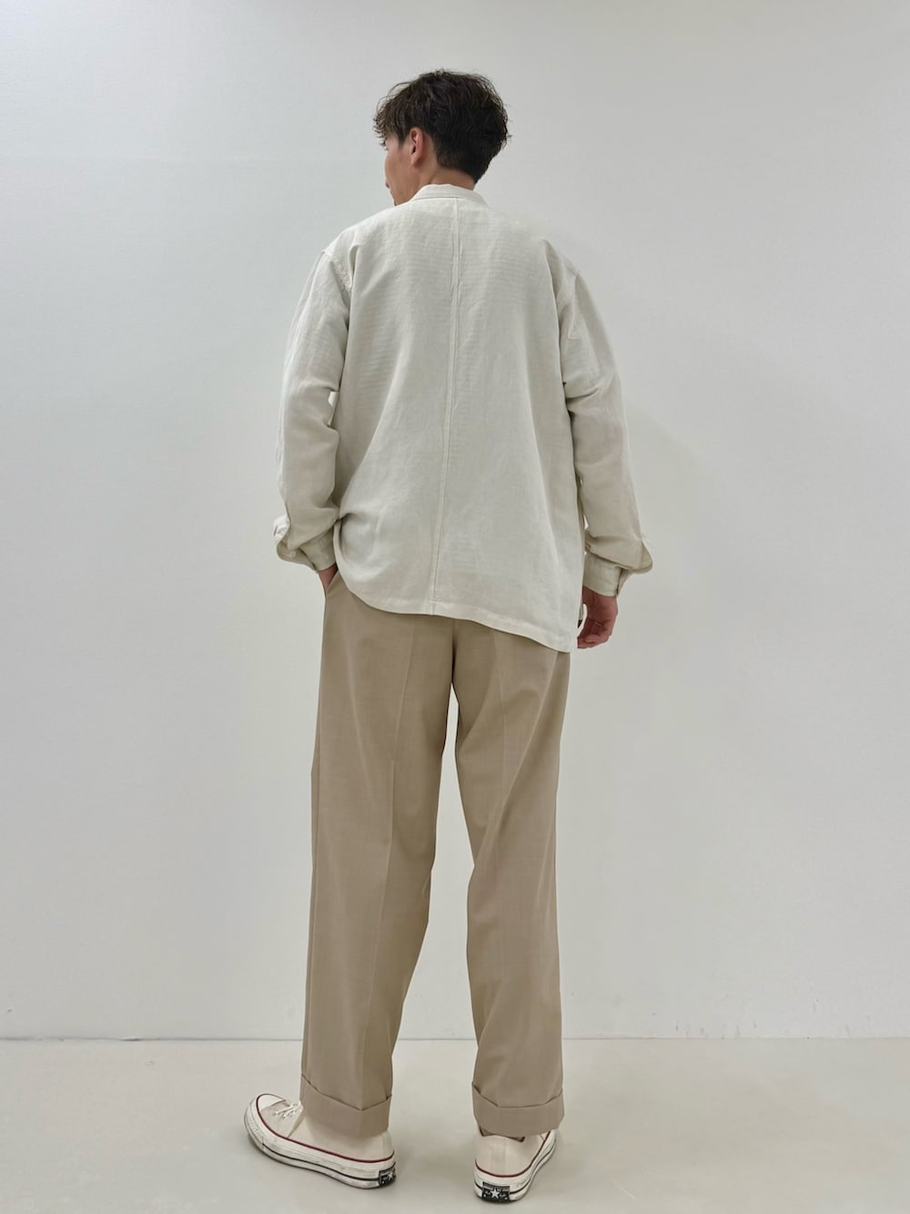 ホワイト系のシャツ/ブラウス、ベージュ系のスラックス、ホワイト系のTシャツ/カットソーを着用したメンズの夏コーディネートの3枚目の写真