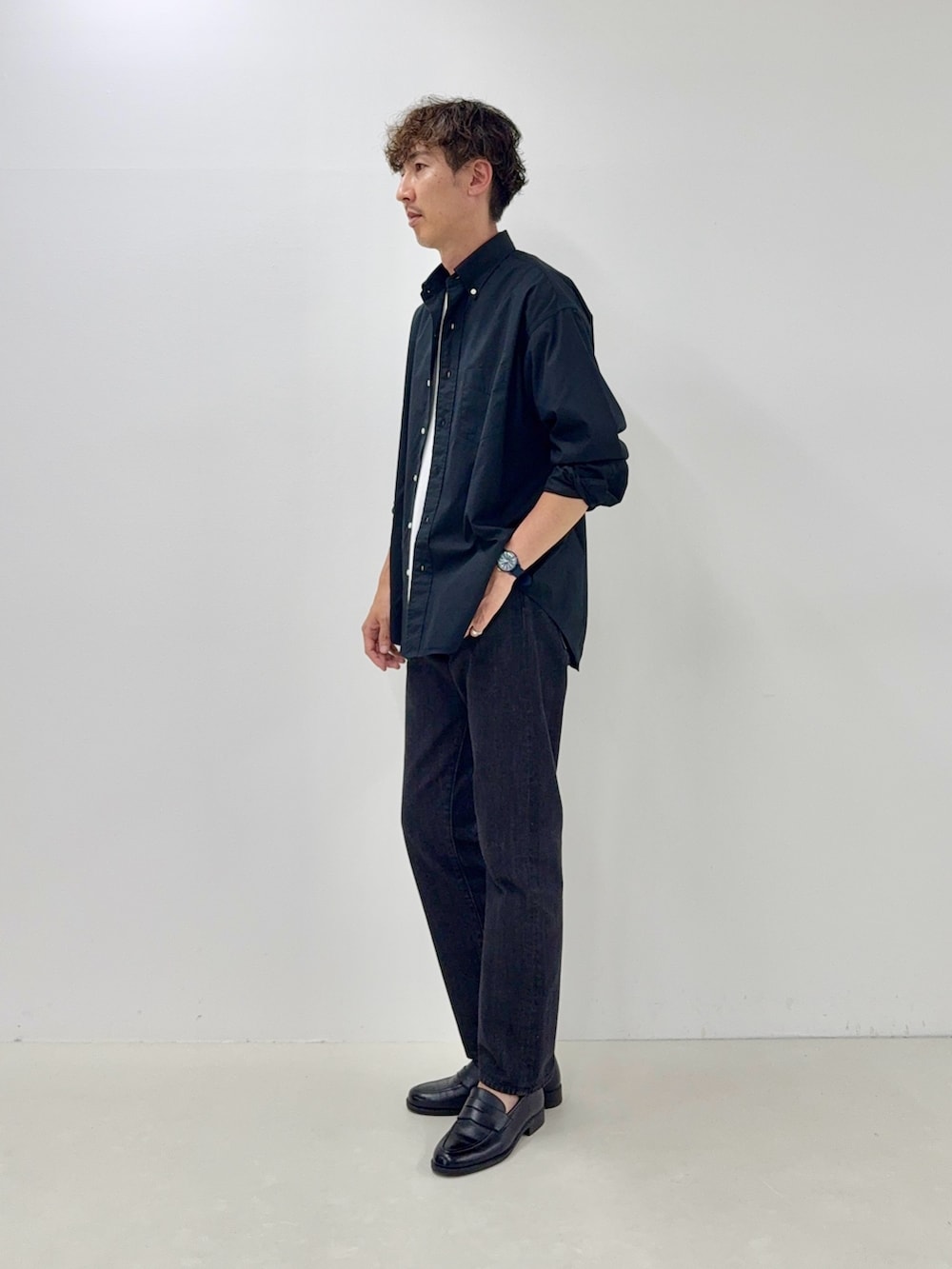 ブラック系のシャツ/ブラウス、ブラック系のデニムパンツ、ブラック系のローファーを着用したメンズの夏コーディネートの2枚目の写真