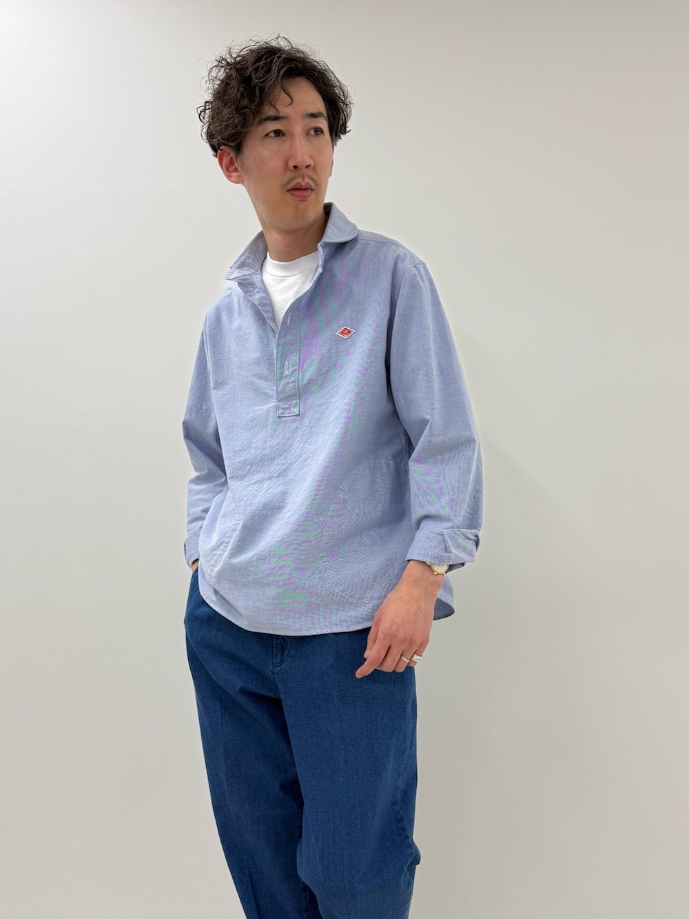 ブルー系のシャツ/ブラウス、ブルー系のデニムパンツを着用したメンズの春コーディネートの2枚目の写真