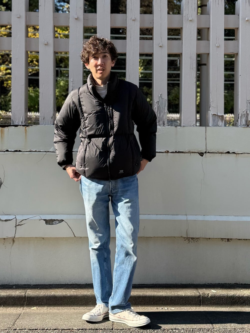 ブラック系のダウンジャケット/コートを着用したメンズの秋コーディネートの3枚目の写真