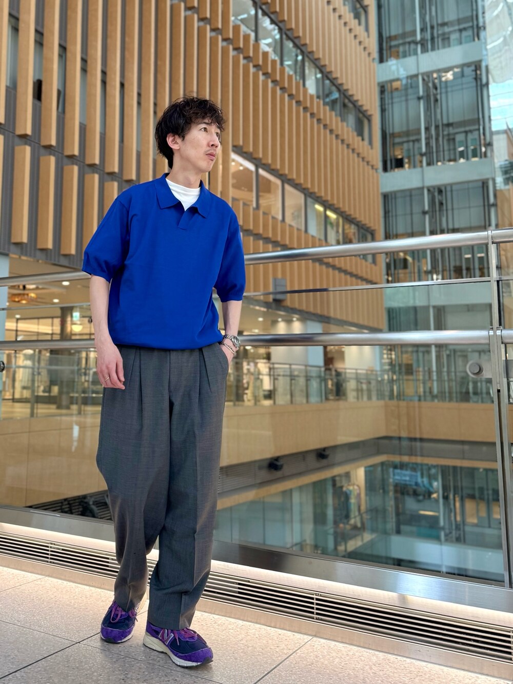 ブルー系のポロシャツを着用したメンズの春コーディネートの3枚目の写真
