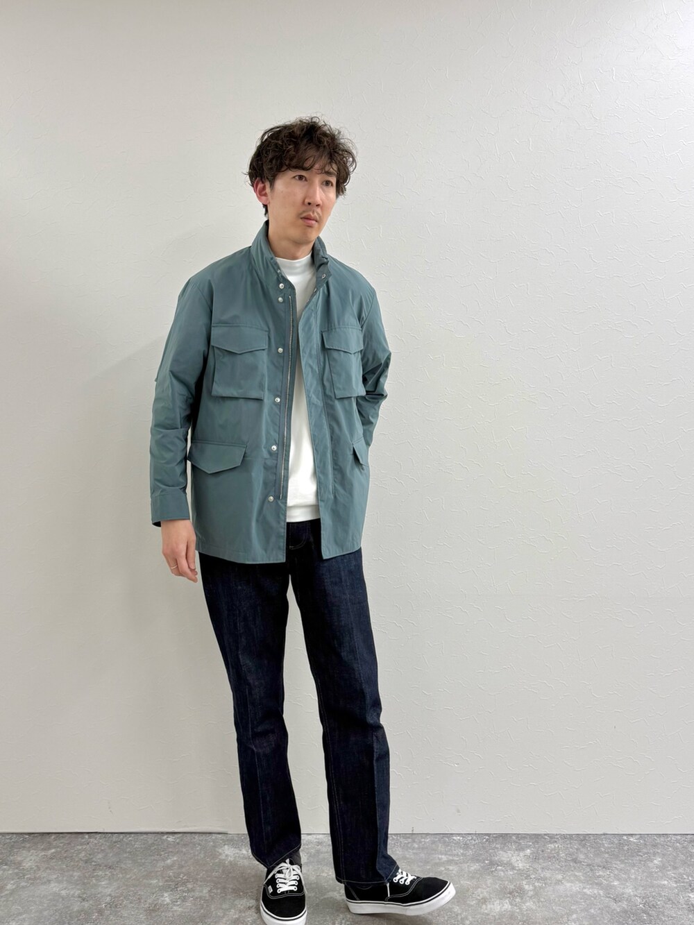 ブルー系のブルゾン、ホワイト系のTシャツ/カットソーを着用したメンズの冬コーディネートの2枚目の写真