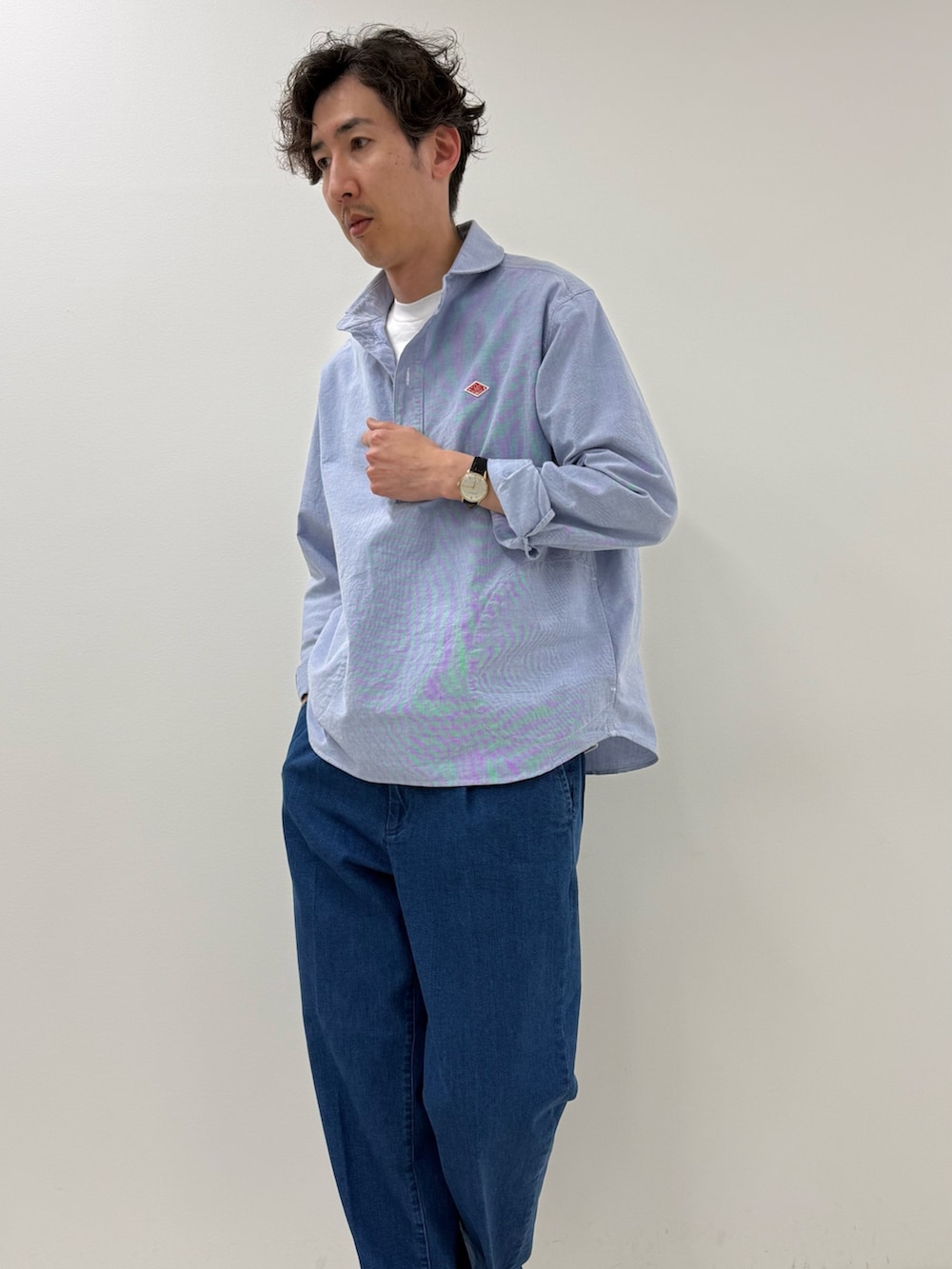 ブルー系のシャツ/ブラウス、ブルー系のデニムパンツを着用したメンズの春コーディネートの3枚目の写真