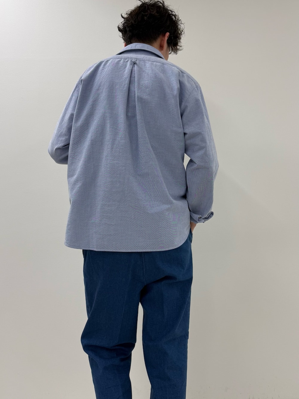 ブルー系のシャツ/ブラウス、ブルー系のデニムパンツを着用したメンズの春コーディネートの4枚目の写真