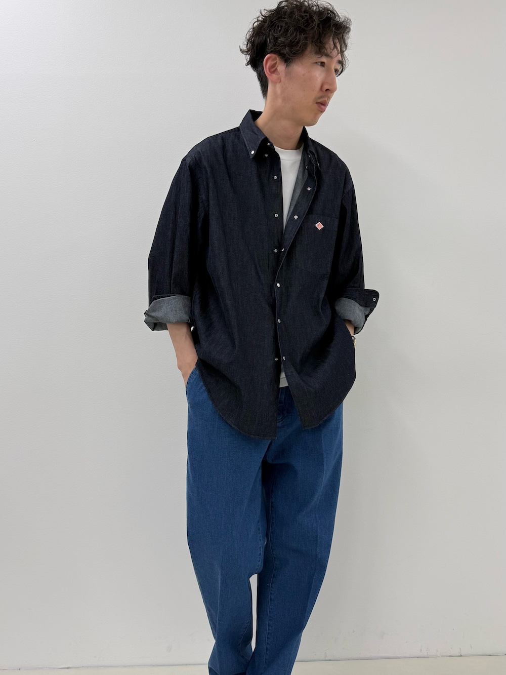 ブルー系のシャツ/ブラウス、ブルー系のデニムパンツを着用したメンズの春コーディネートの4枚目の写真