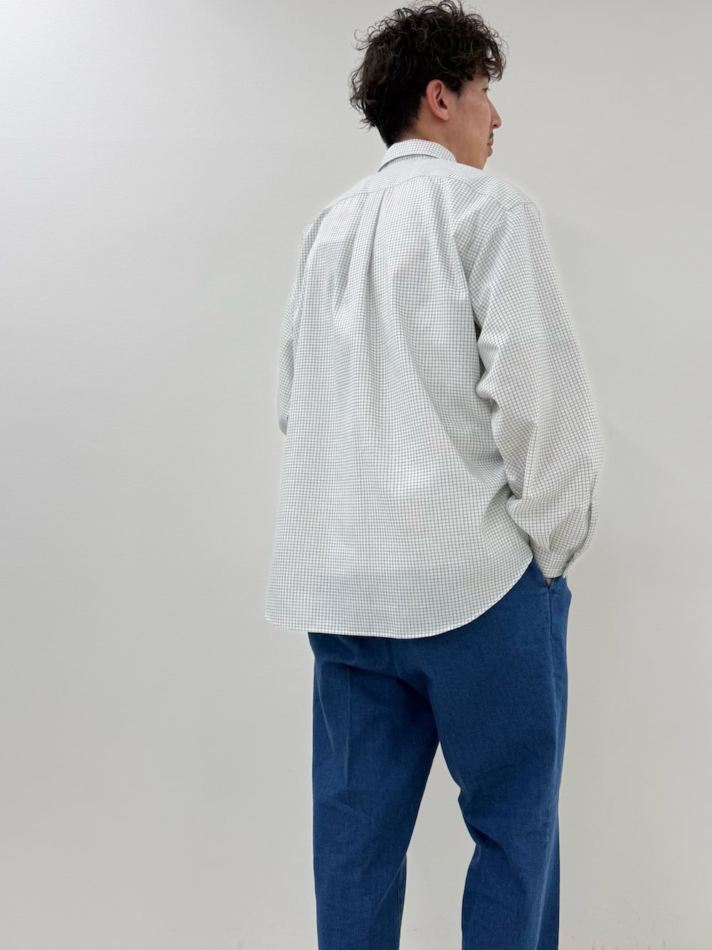 ホワイト系のシャツ/ブラウス、ブルー系のデニムパンツを着用したメンズの春コーディネートの4枚目の写真