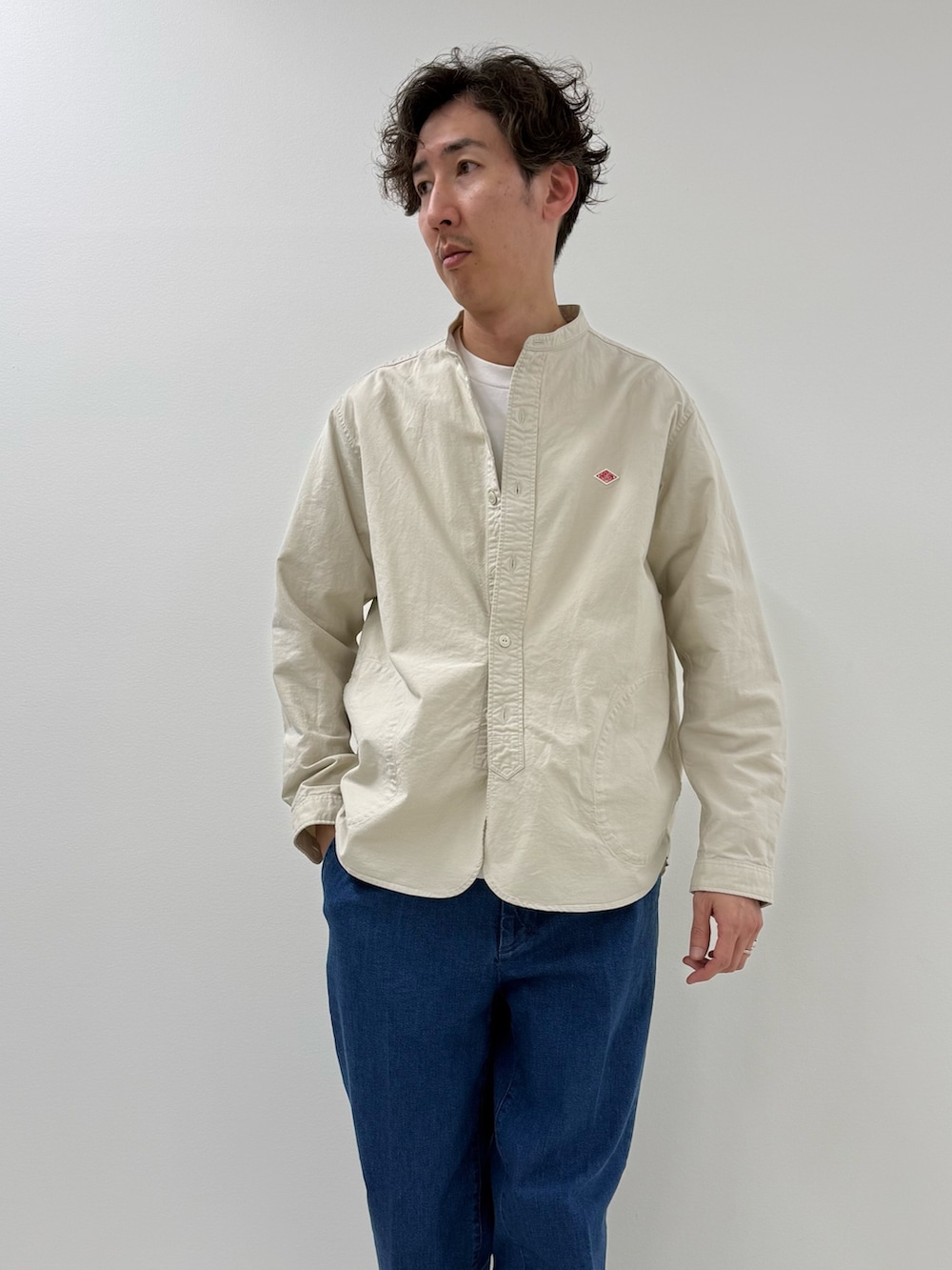 ホワイト系のシャツ/ブラウス、ブルー系のデニムパンツを着用したメンズの春コーディネートの3枚目の写真